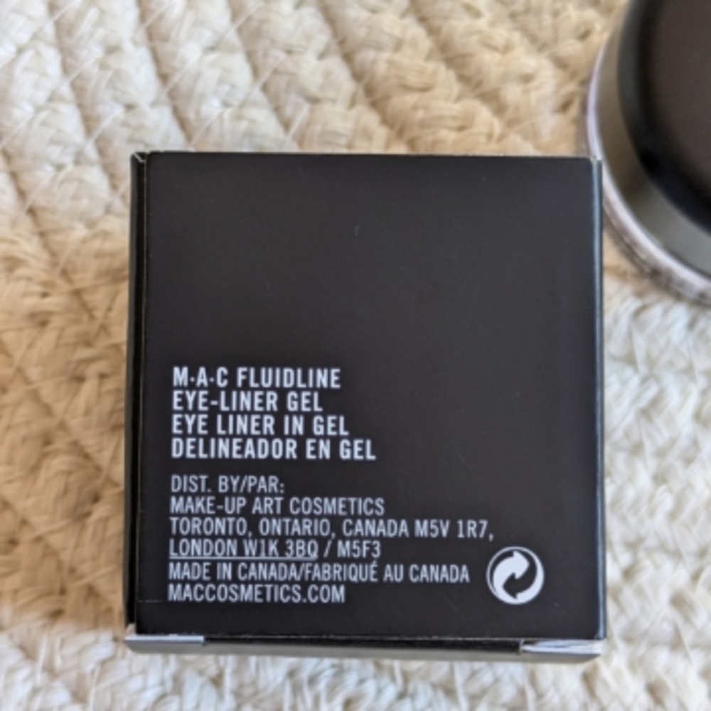 Limited Edition MAC Fluidline Eye-Liner Gel Great Dame-rich plum/burgundy BNIB - Picture 5 of 7